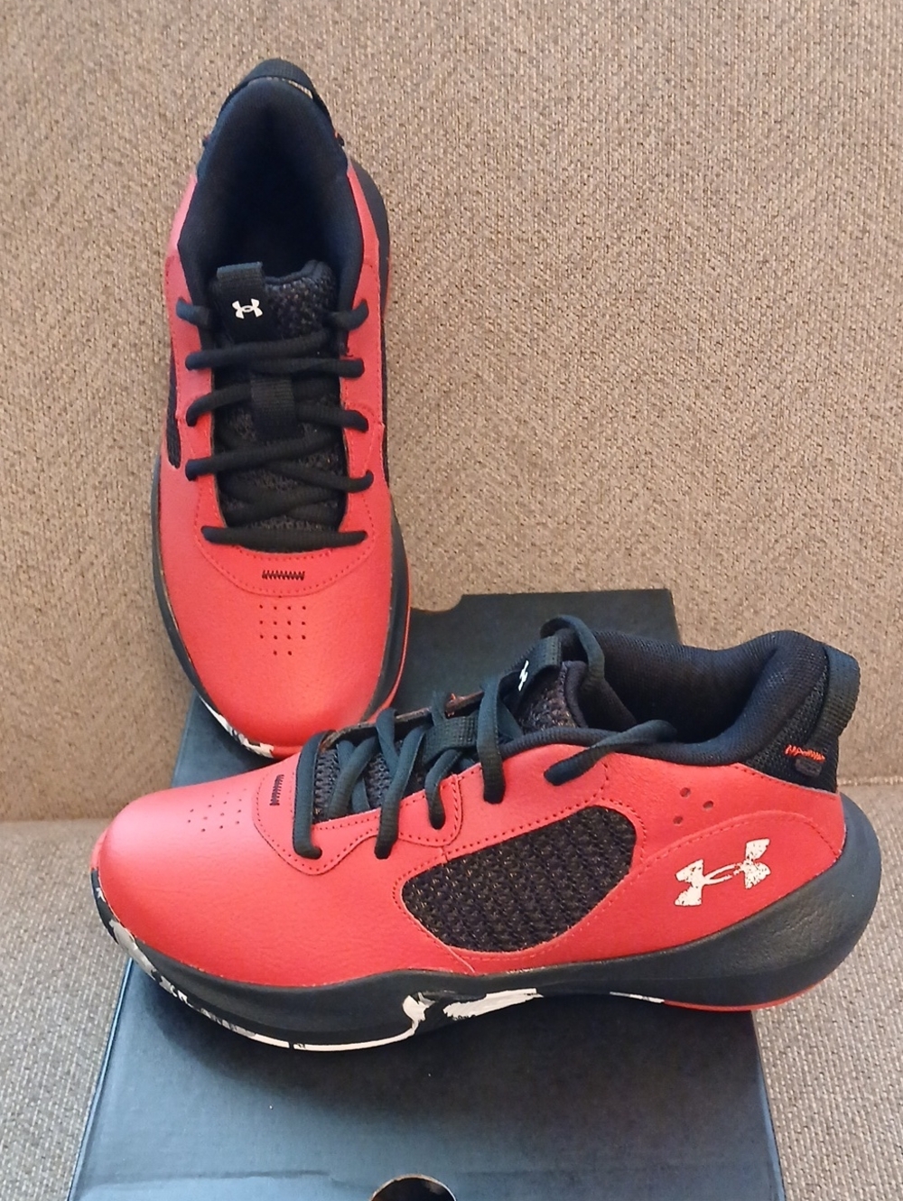 NIB Unisex Under Armour PS Lockdown 6 Red & Black Athletic Sneakers, Sz 3 Youth